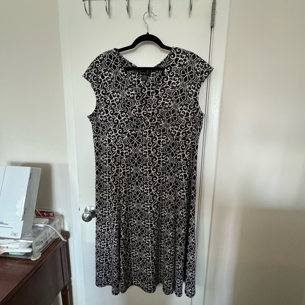 Glamour Elegant Black and White Patterned Midi Dress